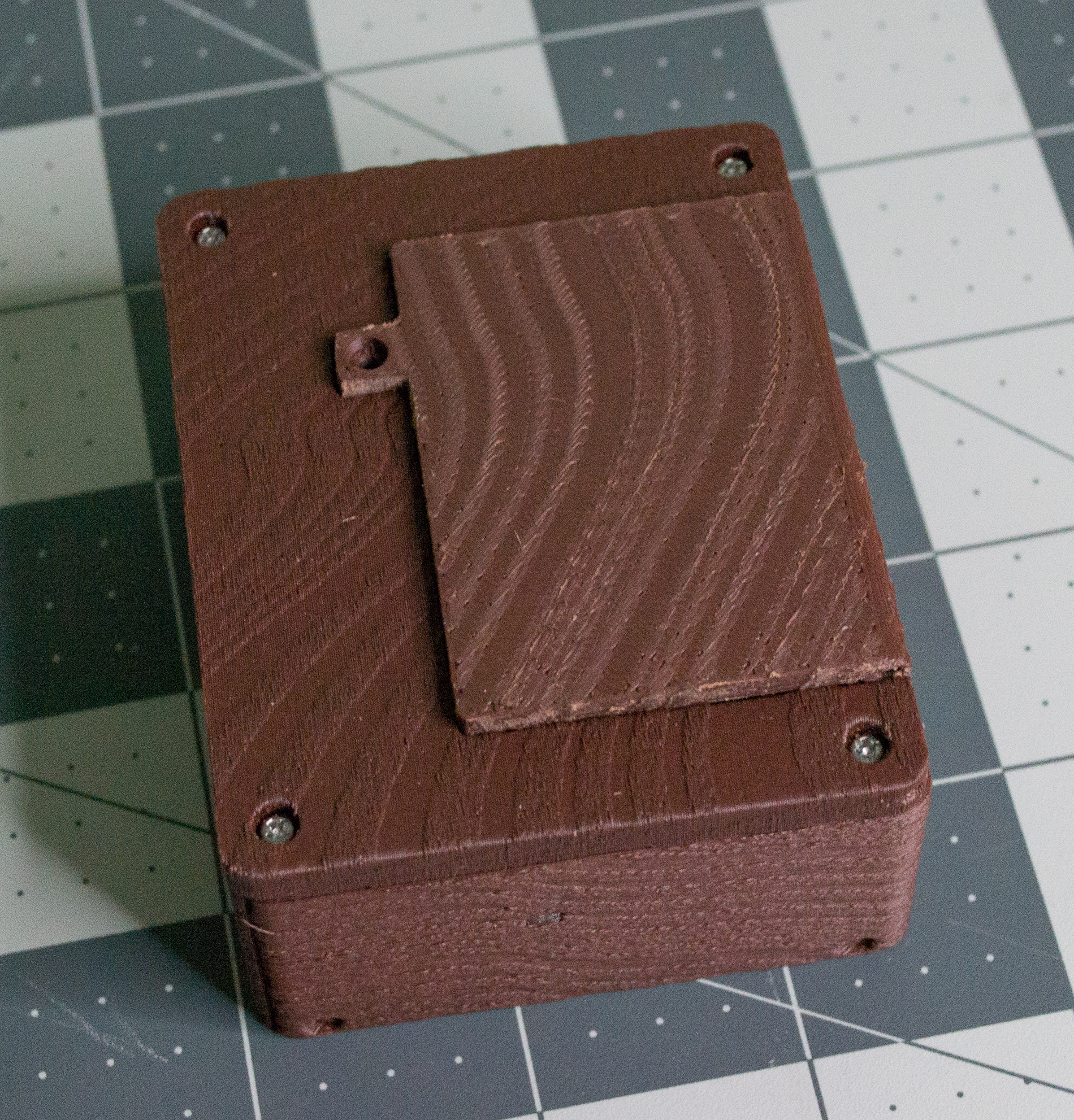 Placing the lid for VintageScale.
