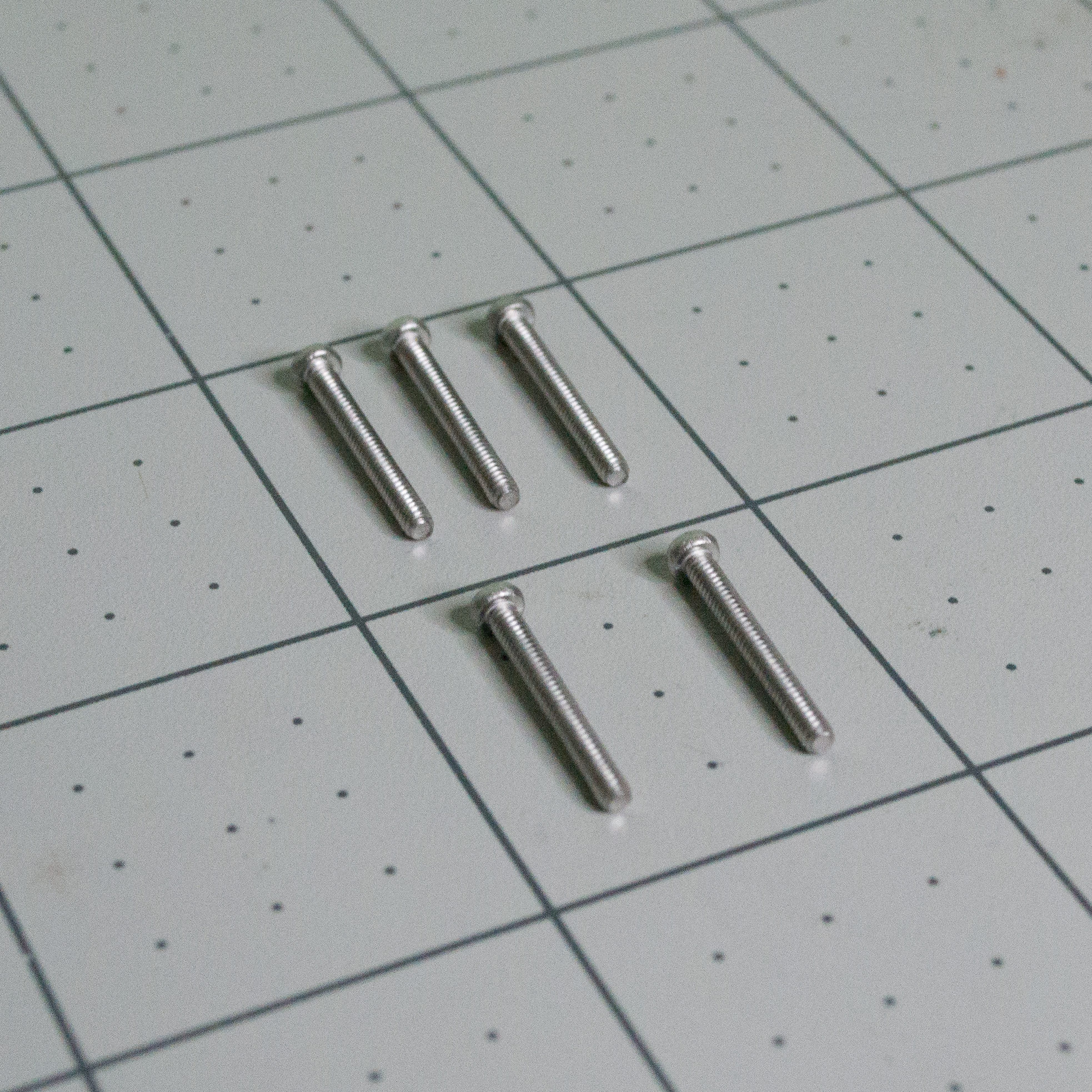 M2 16 mm silver machine screws for VintageScale.